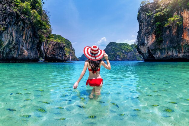 Bella ragazza circondata da pesci nel mare delle Andamane, Krabi, Thailandia.