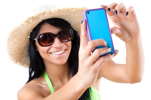 Bella ragazza con bikini verdi che prendono selfie con il suo smart phone