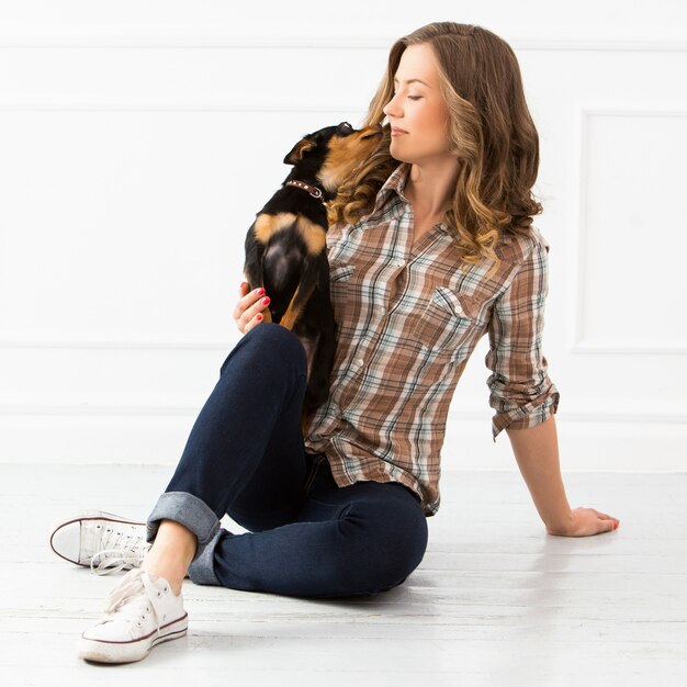 Bella ragazza con cane