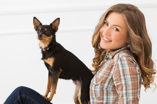 Bella ragazza con cane