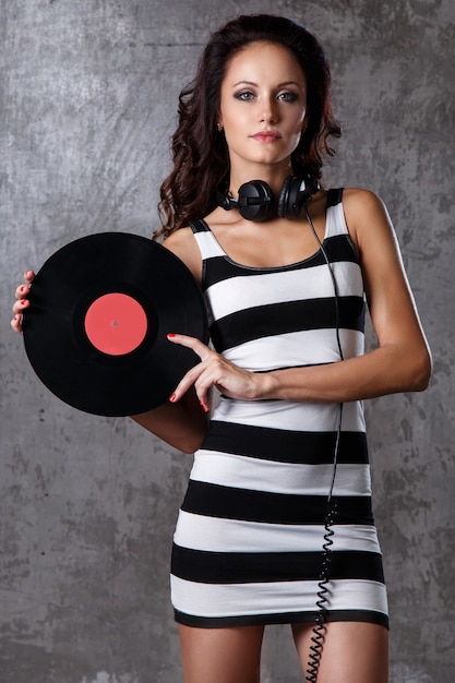 Bella ragazza con disco in vinile