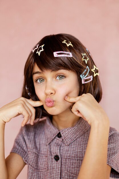 Bella ragazza con fermagli per capelli