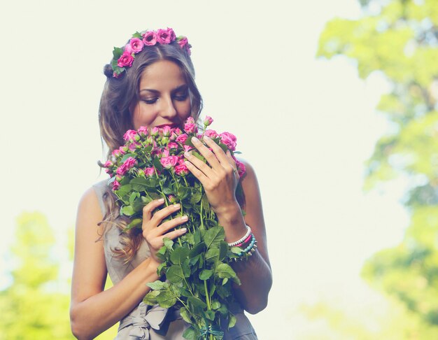 Bella ragazza con fiori