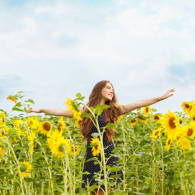 Bella ragazza con girasoli