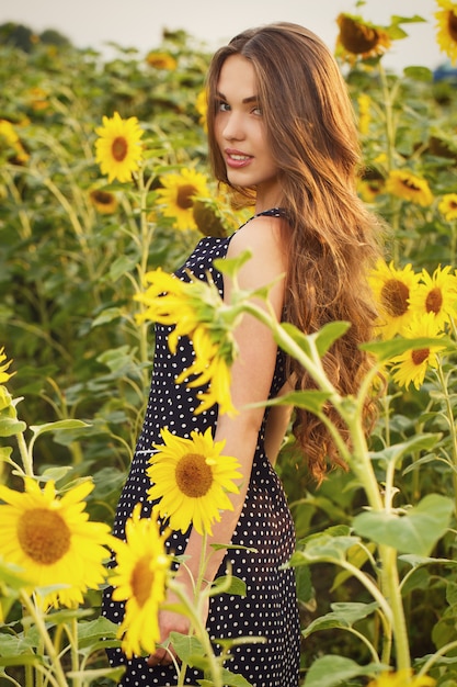 Bella ragazza con girasoli