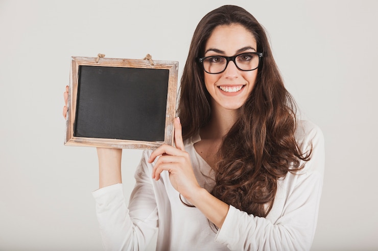 Foto gratuito bella ragazza con gli occhiali e ardesia