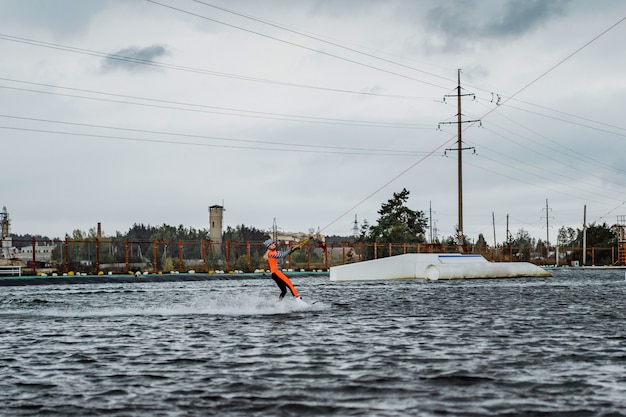 bella ragazza con i capelli lunghi con un wakeboard