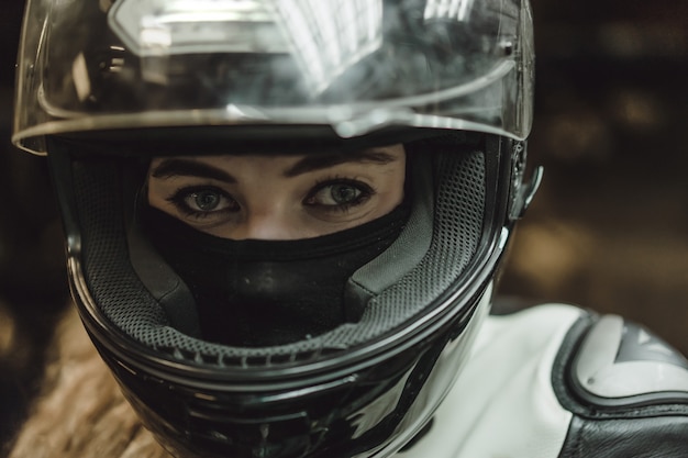 bella ragazza con i capelli lunghi nel garage di riparare una moto