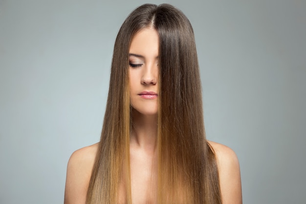 Bella ragazza con i capelli lunghi