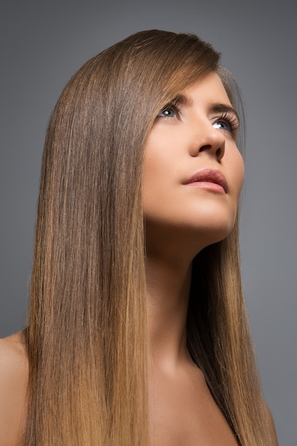 Bella ragazza con i capelli lunghi