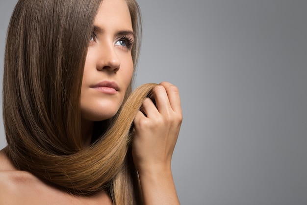 Bella ragazza con i capelli lunghi