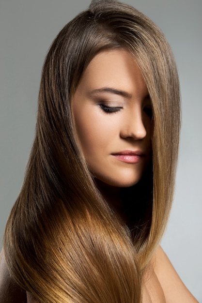 Bella ragazza con i capelli lunghi