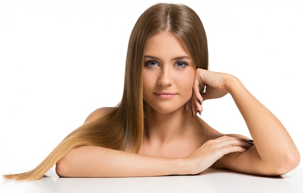 Bella ragazza con i capelli lunghi