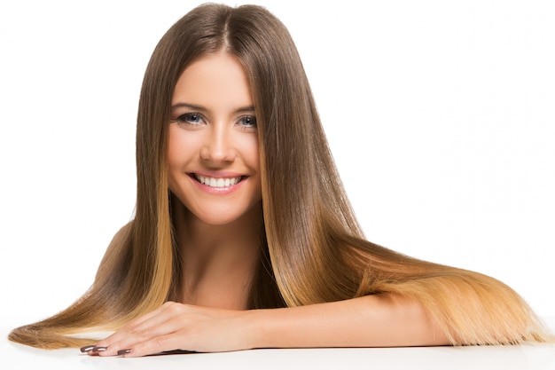 Bella ragazza con i capelli lunghi