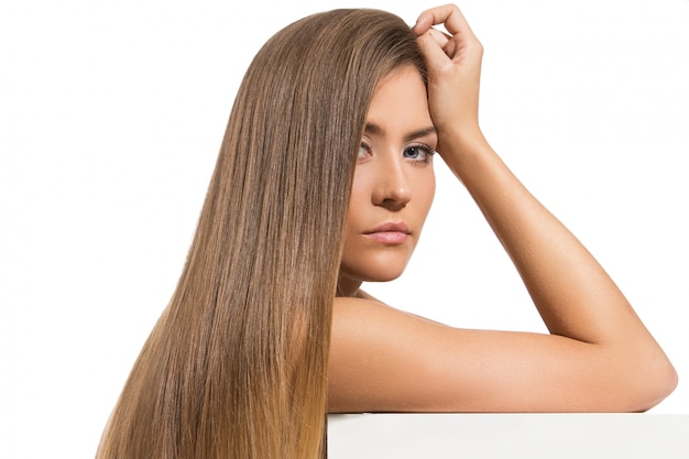 Bella ragazza con i capelli lunghi