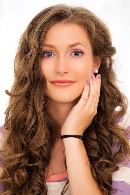 Bella ragazza con i capelli ricci