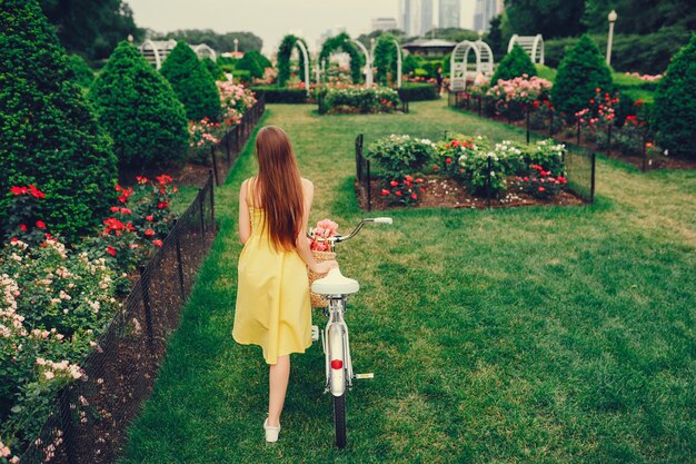 bella ragazza con la bicicletta