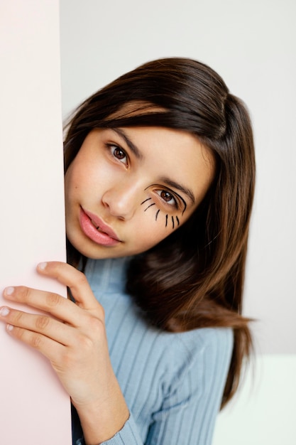 Bella ragazza con la pittura per il viso