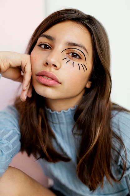 Bella ragazza con la pittura per il viso