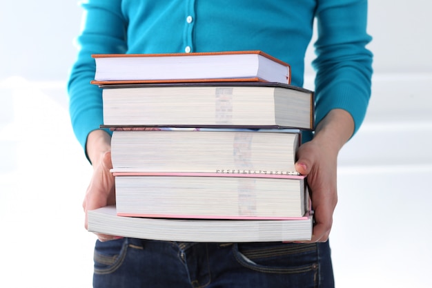 Bella ragazza con maglietta blu e libri