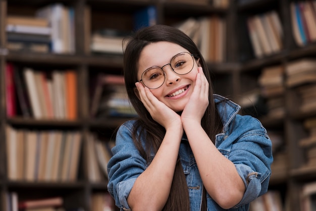 Bella ragazza con sorridere degli occhiali