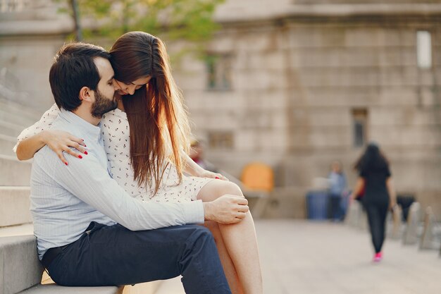 bella ragazza dai capelli lunghi in abito estivo con il suo bel marito