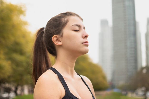 Bella ragazza del primo piano che meditating