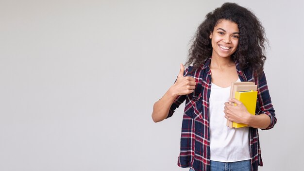 Bella ragazza del ritratto con i libri