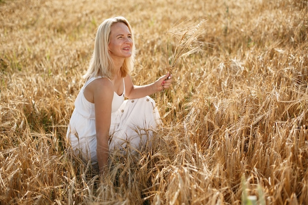 Bella ragazza elegante in un campo autunnale