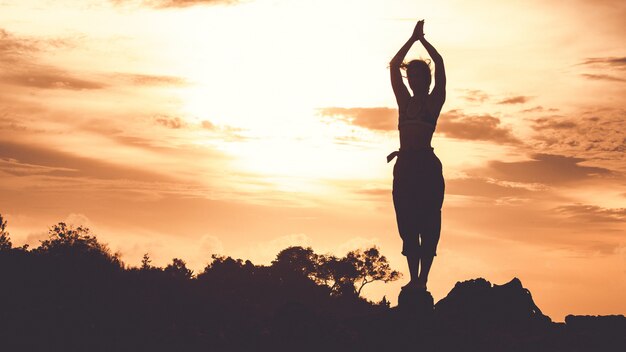 bella ragazza facendo yoga