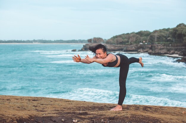 bella ragazza facendo yoga