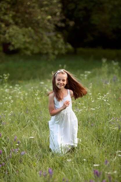 Bella ragazza felice divertendosi nella natura