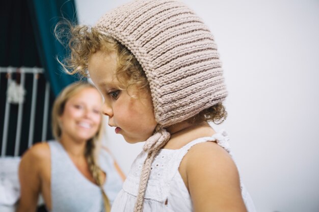 Bella ragazza in cappello a maglia