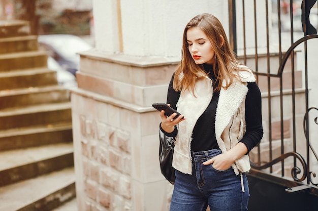 Bella ragazza in città