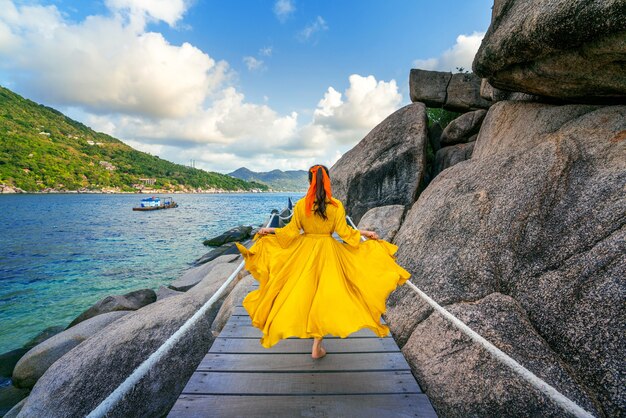 Bella ragazza in esecuzione sul percorso di legno a Koh Nang yuan island vicino a Koh Tao island, Surat Thani in Thailandia