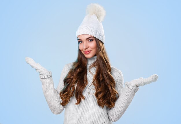 Bella ragazza in maglione bianco