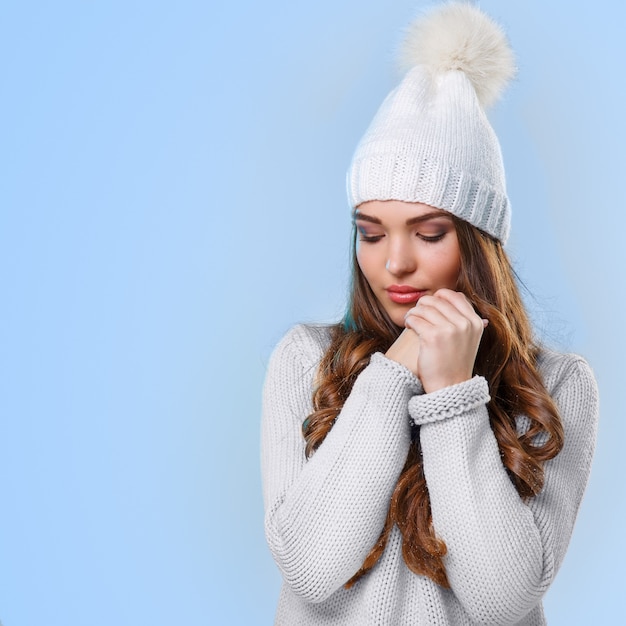 Bella ragazza in maglione bianco