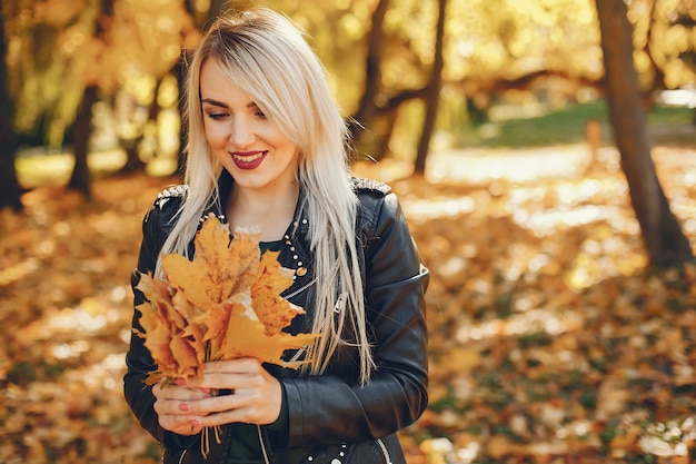 Bella ragazza in piedi in un parco estivo