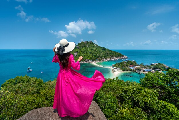 Bella ragazza in piedi sul punto di vista all'isola di Koh Nangyuan vicino all'isola di Koh Tao, Surat Thani in Thailandia