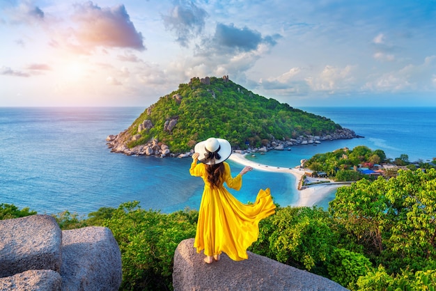 Bella ragazza in piedi sul punto di vista all'isola di Koh Nangyuan vicino all'isola di Koh Tao, Surat Thani in Thailandia