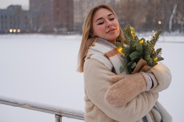 Bella ragazza in posa per strada in inverno Mosca