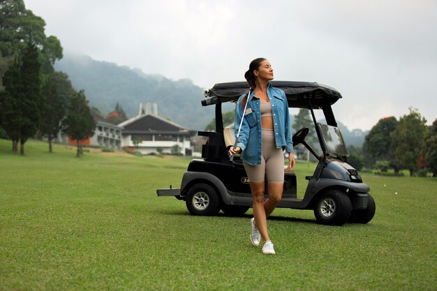 Bella ragazza in posa sul campo da golf