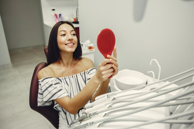 Bella ragazza in un dentista