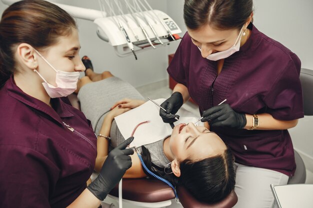 Bella ragazza in un dentista