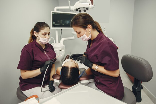 Bella ragazza in un dentista