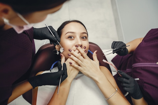 Bella ragazza in un dentista