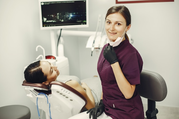 Bella ragazza in un dentista