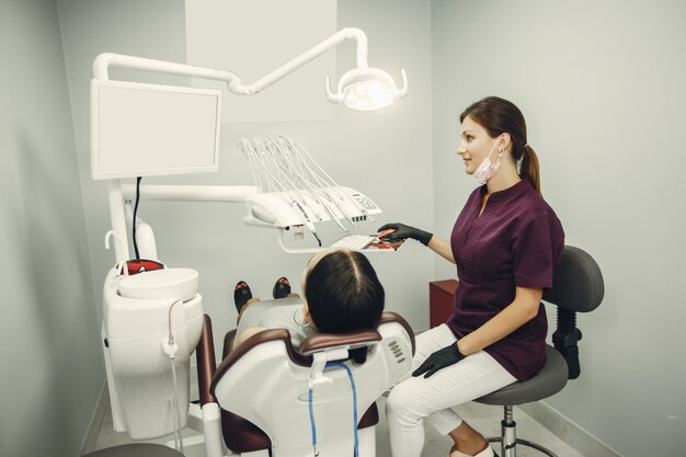 Bella ragazza in un dentista