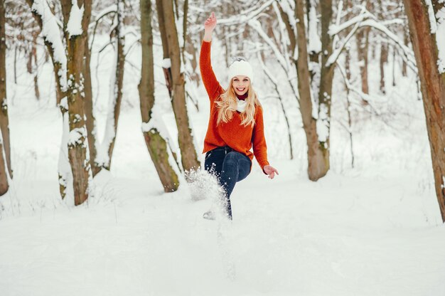 Bella ragazza in un maglione arancione carino