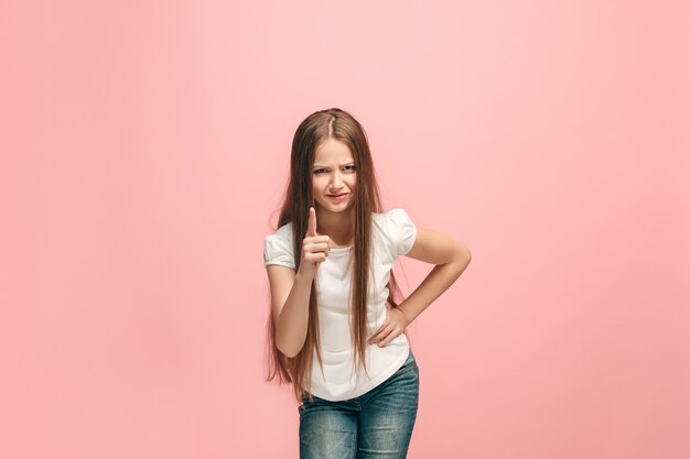 Bella ragazza isolata sulla parete rosa dello studio